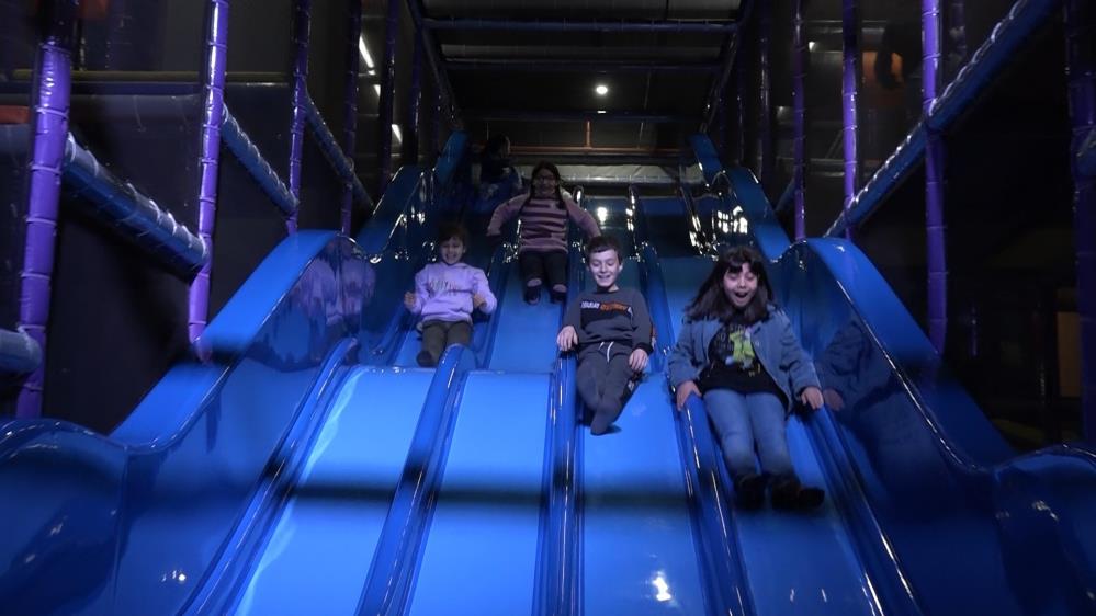 Oyun parkına sağlanan depremzede çocuklar, gönüllerince eğlendi