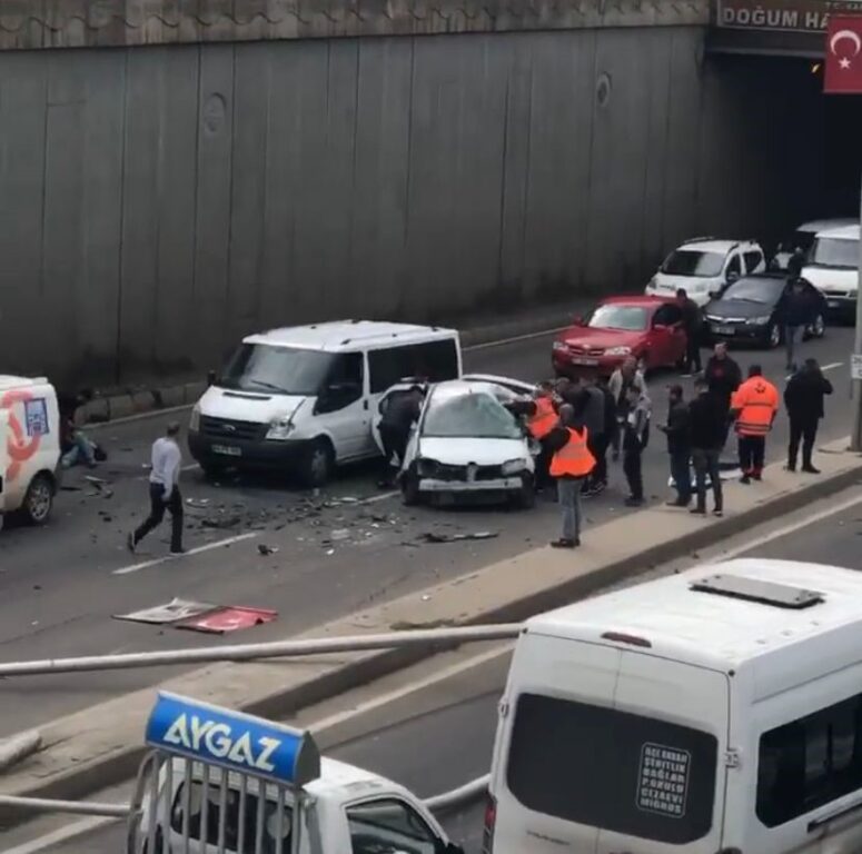 Diyarbakır’da 6 araç birbirine girdi: 3’ü ağır 5 yaralı