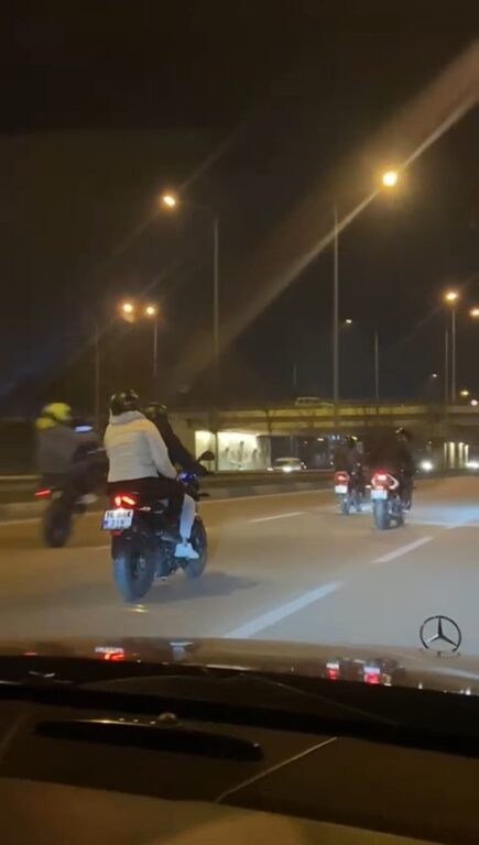 Motosikletli gençlerin trafikteki tehlikeli hareketleri kameralarda