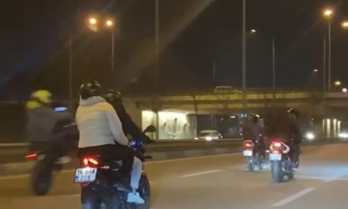 Motosikletli gençlerin trafikteki tehlikeli hareketleri kameralarda