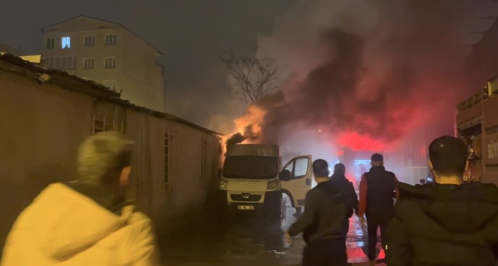 Hurdalıkta çıkan yangın hortum deposuna sıçradı, 2 araç kullanılamaz hale geldi