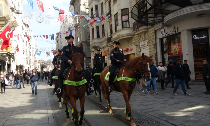 Taksim’de atlı birliklere yoğun ilgi