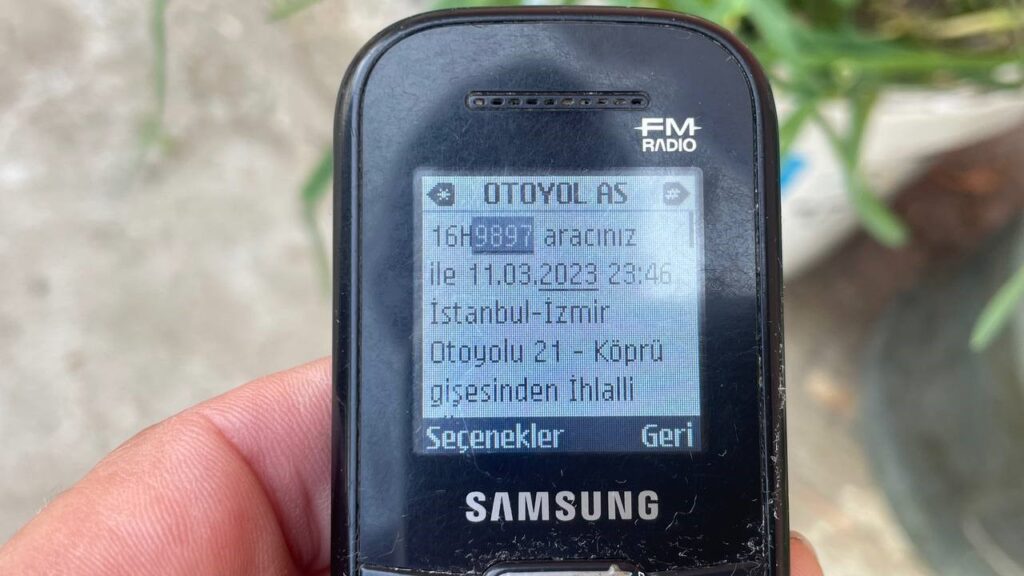 Şaka gibi…Yıllardır evinin önünde duran 47 yıllık traktörüne otoyol cezası geldi