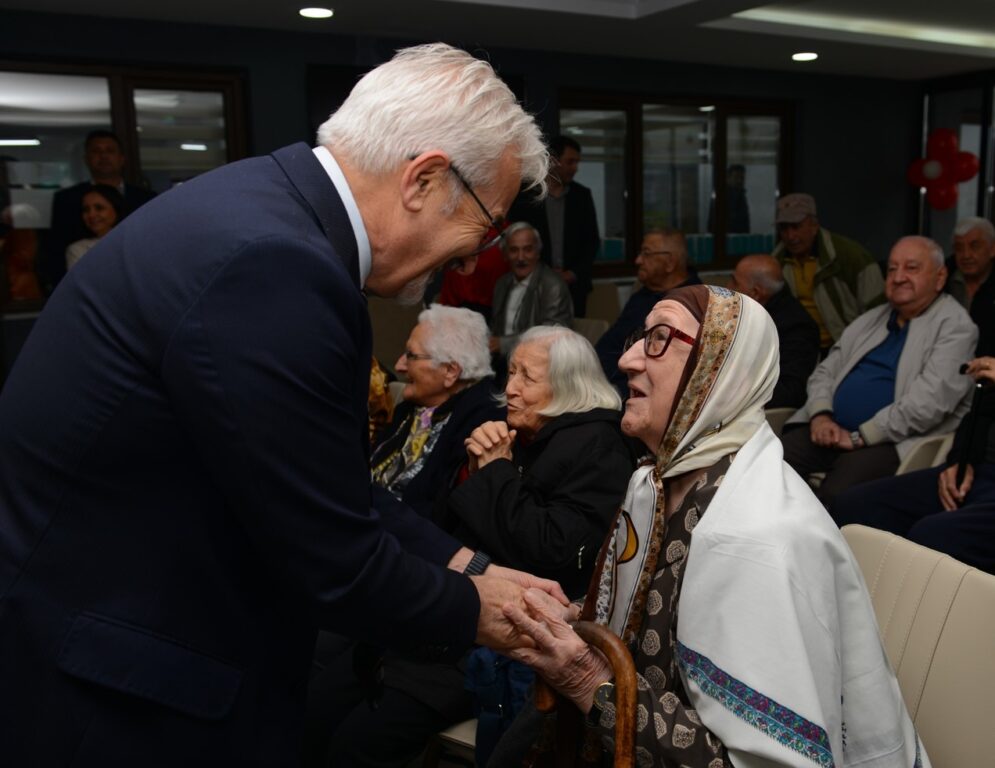 Başkan Erdem huzurevi sakinleriyle buluştu