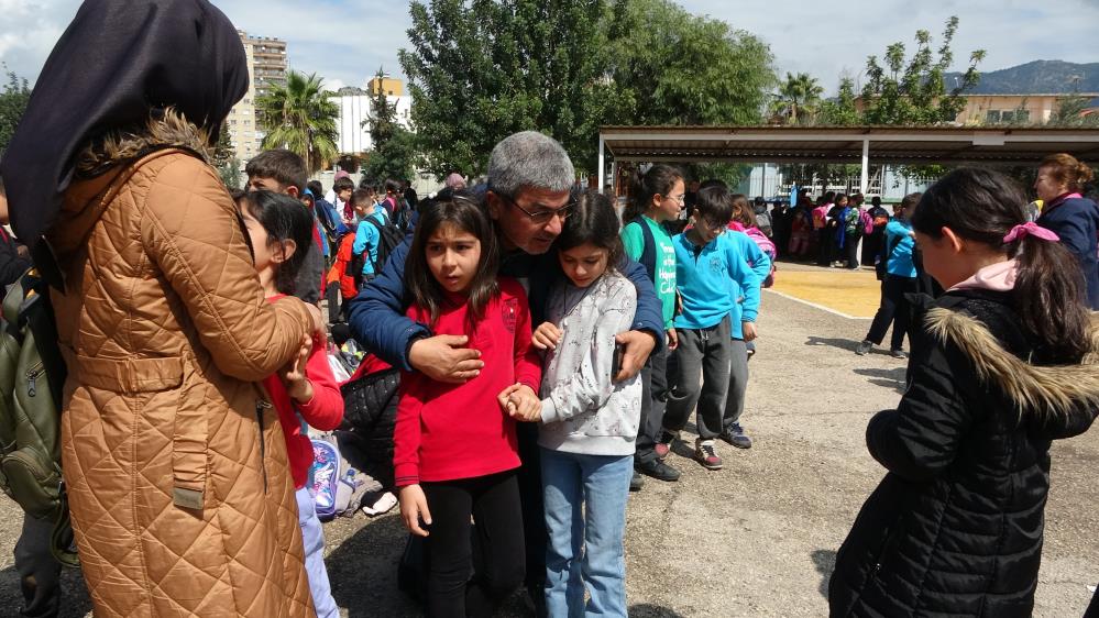 5.3’lük artçı depremde öğrencileri, öğretmenler sakinleştirdi