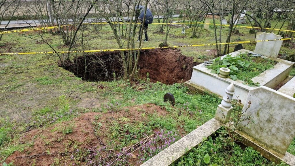 Mezarlığın ortasında oluşan obruk şaşkına çevirdi