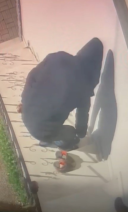 Bursa’da pişkin hırsız…Daire önündeki ayakkabıları çaldı, yerine kendi ayakkabılarını bıraktı