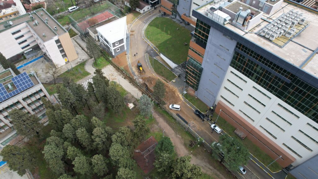 Kadıköy’de Marmara Üniversitesi yerleşkesinde göçük: 1 işçi göçük altında kaldı