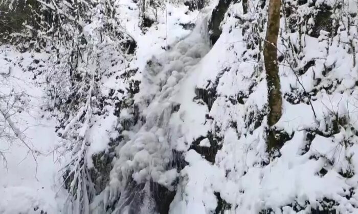 Hava sıcaklığı -5’in altında ölçüldü: O şelale kısmen dondu