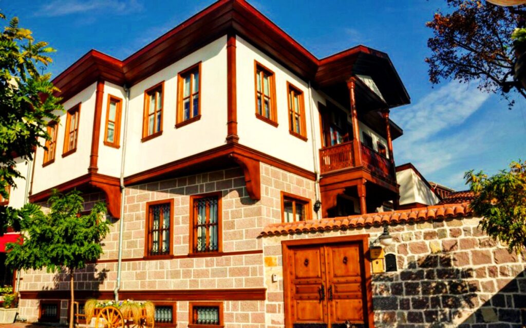 Bursa Osmangazi’de 2.326 m² arsa üzerindeki üç katlı ahşap köşk icradan satılıktır (çoklu satış)