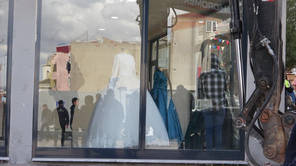 Yıkımı engellemek için kendilerini dükkana kilitlediler