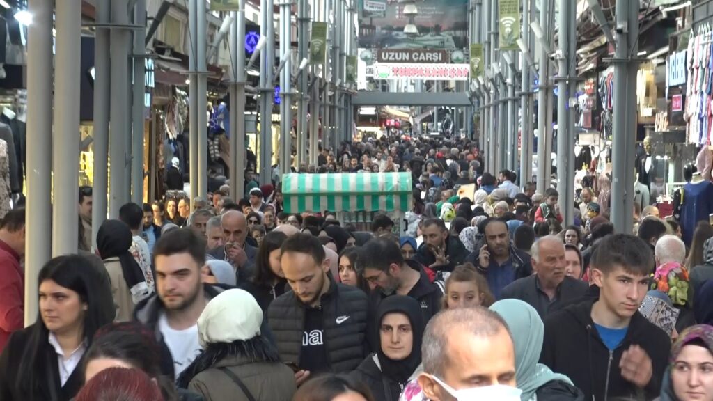 Bursa tarihi Uzun Çarşı’da bayram yoğunluğu