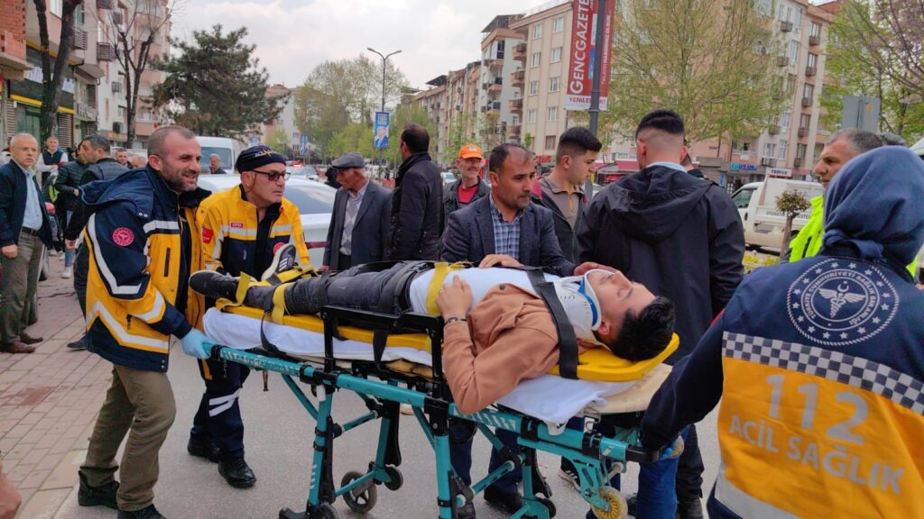 Otomobil park halindeki araçlara çarptı