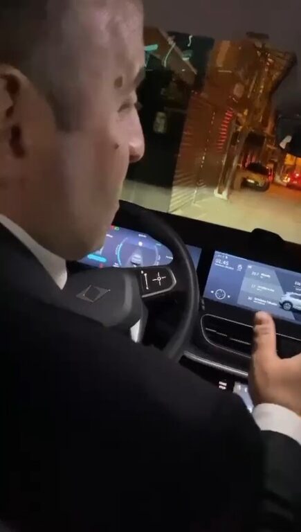 Sahura Togg ile giden Bakan Varank yoldaki gençleri arabasına aldı