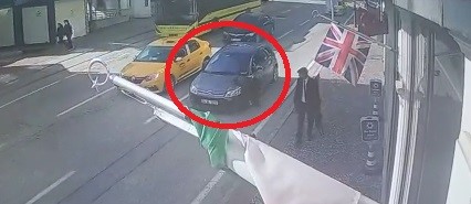 Üniversite öğrencisi alt geçidi kullanmadı, otomobil böyle çarptı