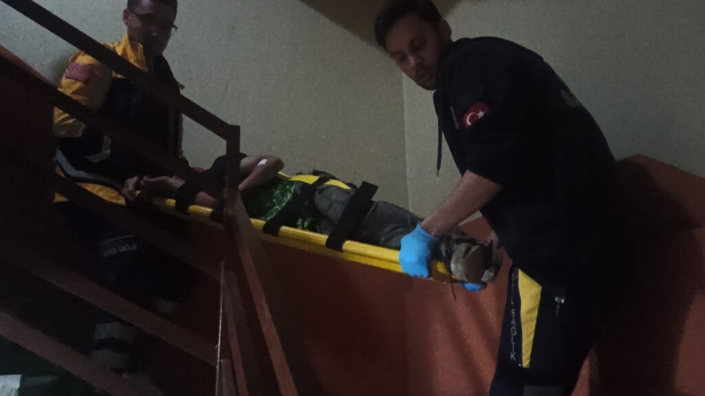 Çatı katından apartman boşluğuna düşen çocuk ağır yaralandı