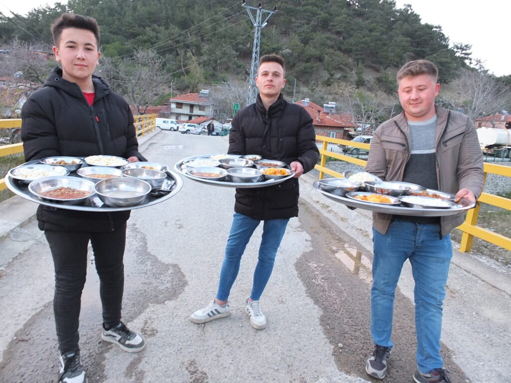 Balıkesir’de toplu iftar geleneği devam ediyor