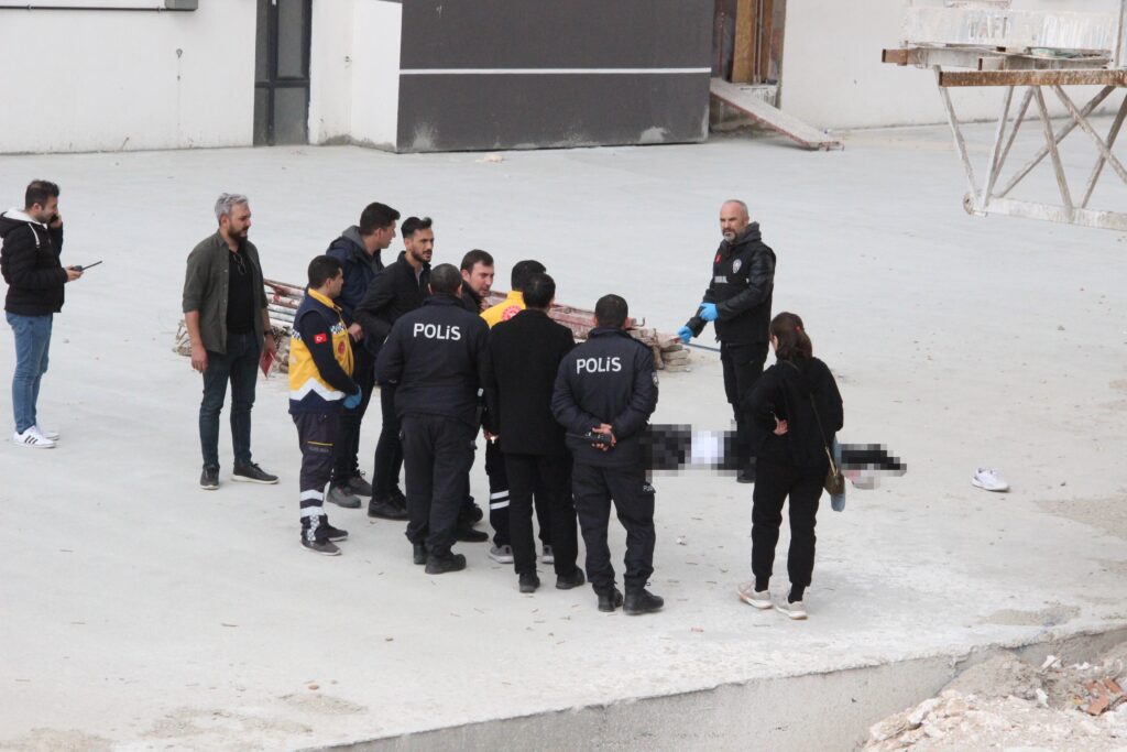 Sahurda evinden ayrılan genç, 11 katlı bina inşaatında ölü bulundu