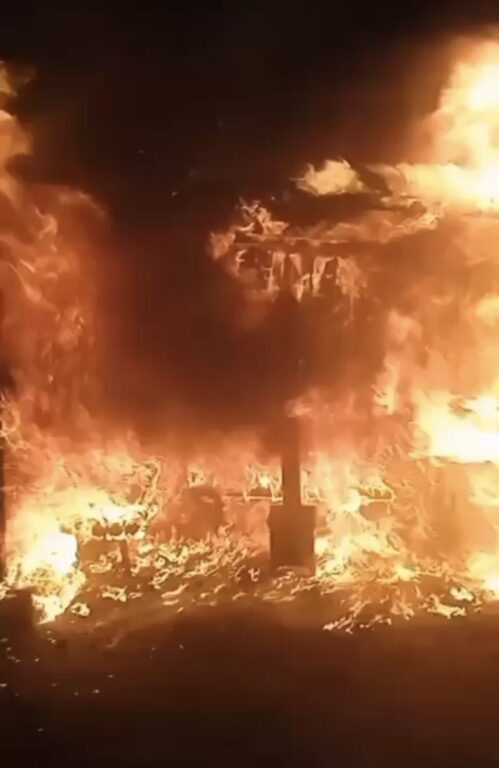 Çiftlik alev alev yandı, çok sayıda tavuk telef oldu