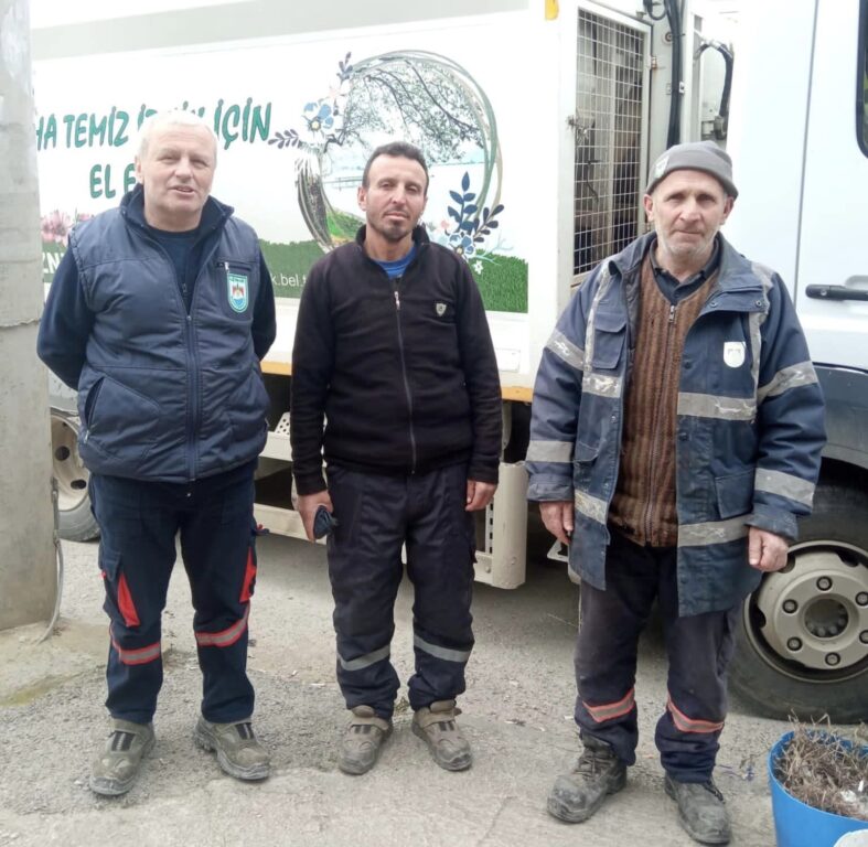 İznik’te çöp konteynırında bulunan para sahibine ulaştırıldı