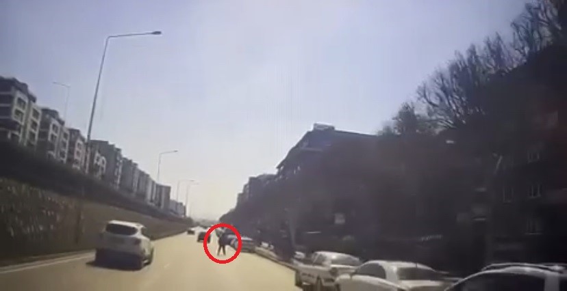 Otobüse binmek için yola böyle atladı, geciken yolcular tepki gösterdi