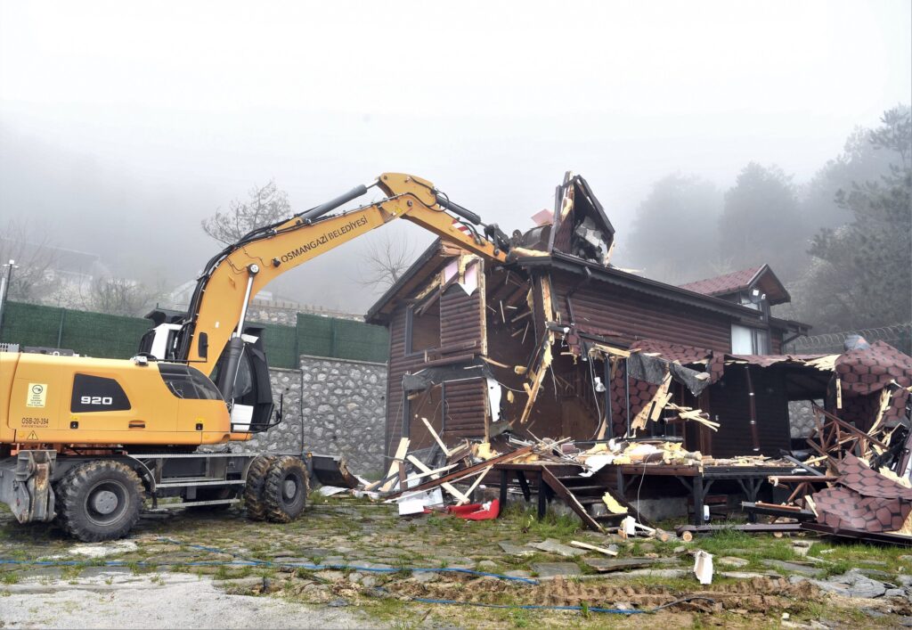 Uludağ yolundaki kaçak villa yıkıldı