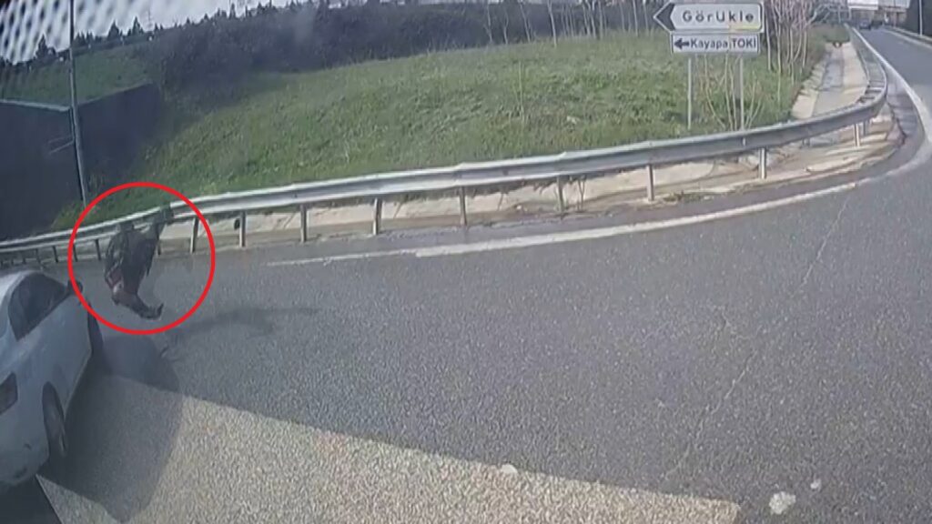 ‘Dur’ ihtarına uymayan şüpheli aracıyla polise böyle çarptı