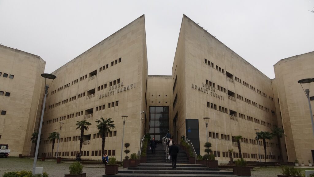 Duruşma sırasını beklerken fenalaşarak hayatını kaybetti