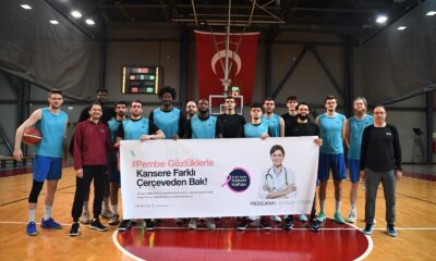 Basketbolculardan kansere pembe gözlük