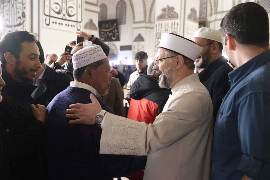 Ali Erbaş, Bursa Ulu Camii’nde teravih namazı kıldırdı