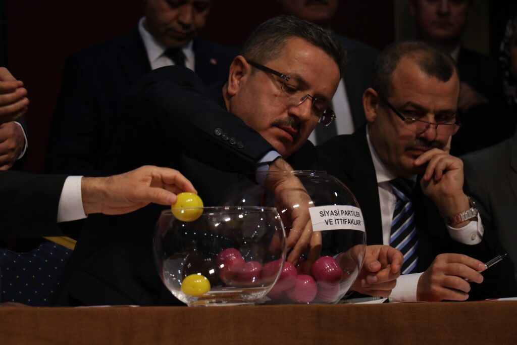 İttifakların ve siyasi partilerin oy pusulasındaki yerleri belli oldu