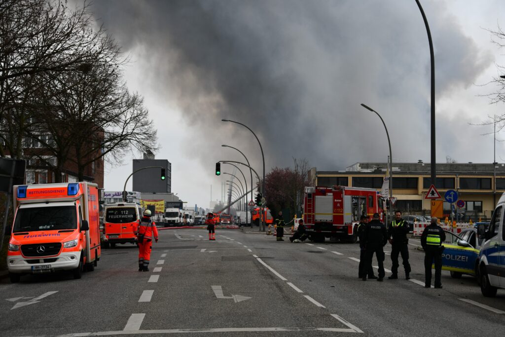 Almanya’da depolama tesisinde yangın: 140 kişi tahliye edildi