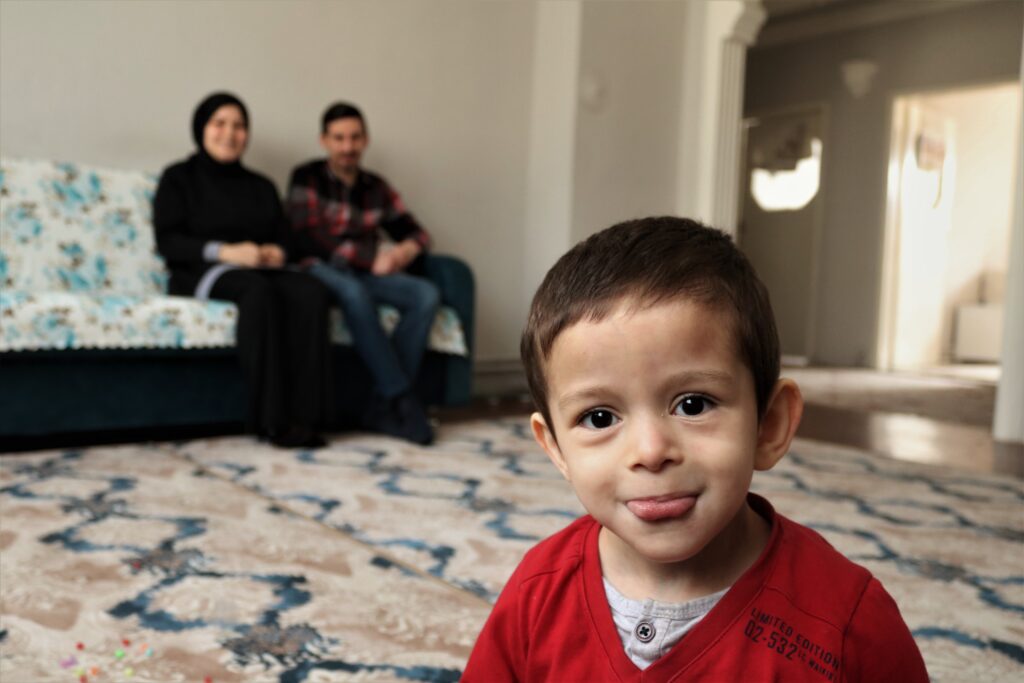 4 yaşındaki çocuğun el ve ayakları olması gerekenden 4 kat daha büyük