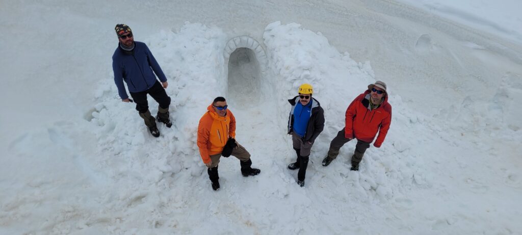 Uludağ’da nisan ortasında kar mağarası yapıp, gece konakladılar