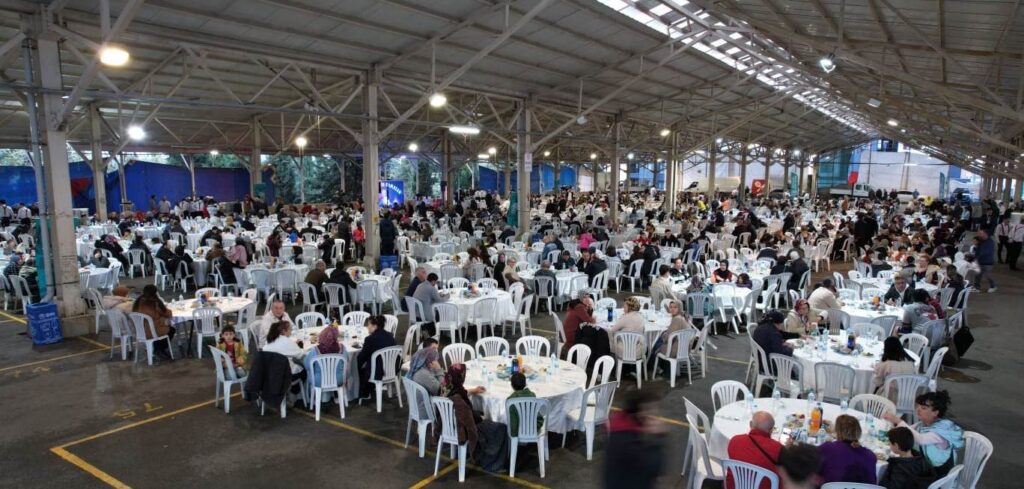 Nilüfer’de yüzlerce kişi aynı sofrayı paylaşıyor