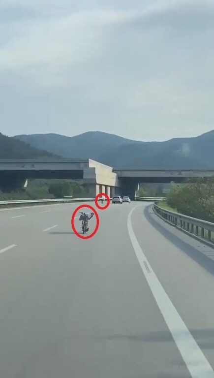 Otobanda canlarını hiçe sayarak böyle gittiler