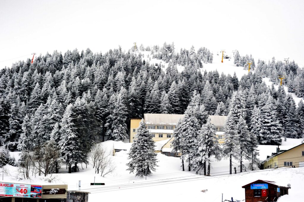 Nisan ayı ortasında Uludağ’a kar sürprizi… Karlı havayı fırsat bilen kayakseverler açık olan pistlere koştu