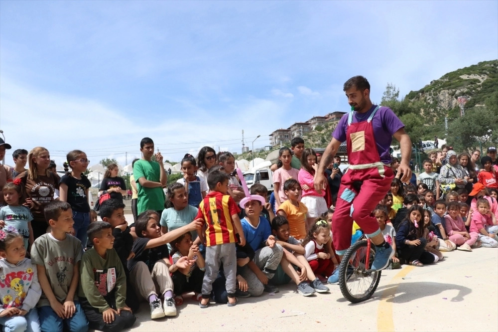 Gönüllüler depremzede çocuklara “Bin Düş Bir Gülüş” etkinlikleriyle moral veriyor