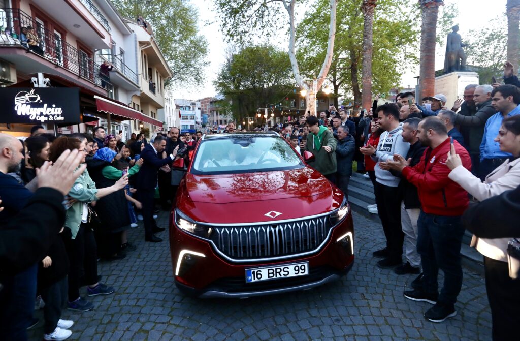 Togg için çekiliş yaptı, kazananlarla Mudanya turu attı