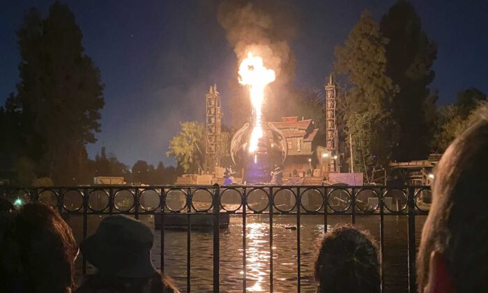 Disneyland’de alev alan mekanik ejderha paniğe yol açtı