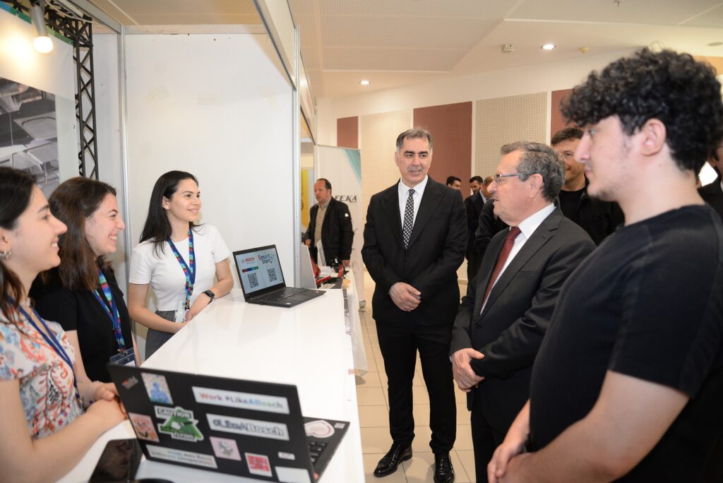 BUÜ Kariyer Fuarı binlerce öğrenciyi ağırladı