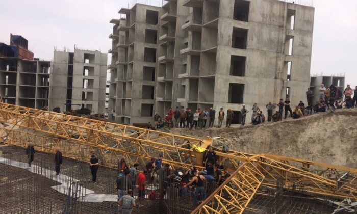 İnşaat şantiyesinde vinç devrildi: 1 kişi yaralandı