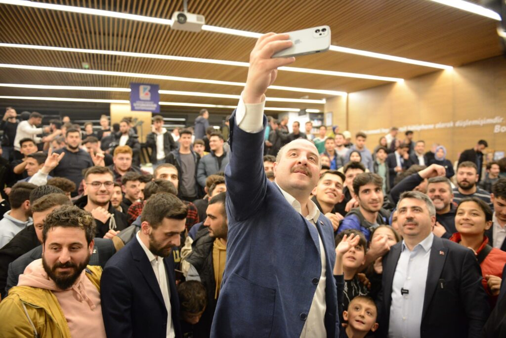 Bakan Varank, ‘Uyumayan Kütüphane’de gençlerle buluştu