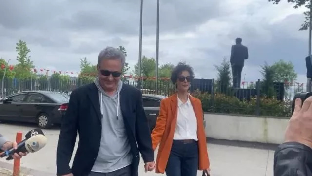 Arzum Onan ve Mehmet Aslantuğ boşanma davasına el ele geldi! Tek celsede bitti