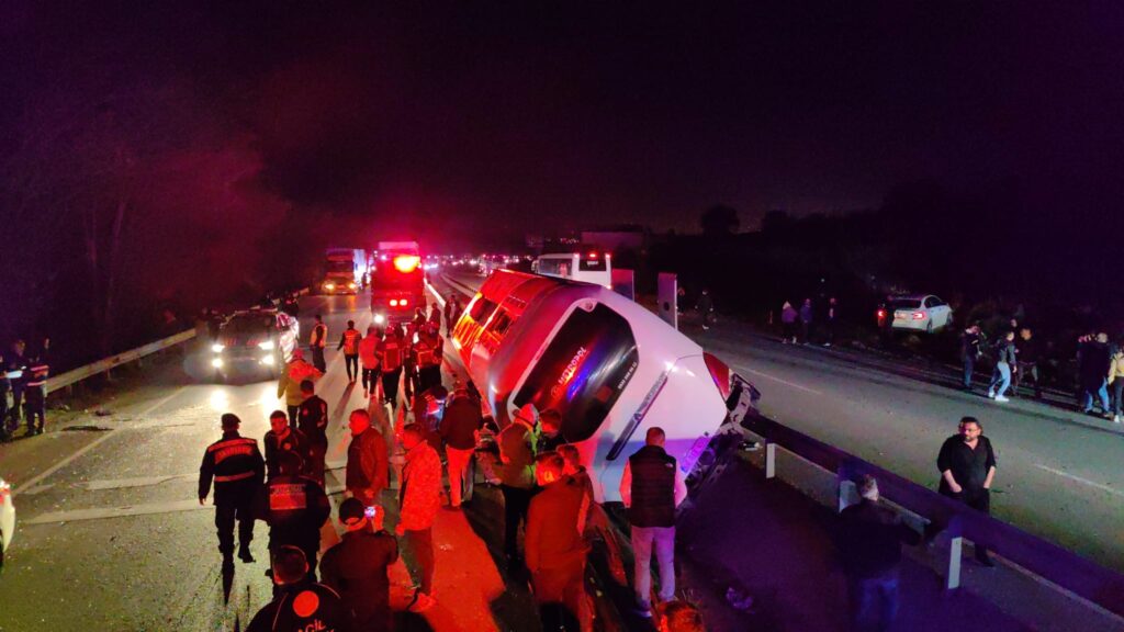 Bursa’da öğrencileri taşıyan tur otobüsü kaza yaptı: 3 ölü, 44 yaralı