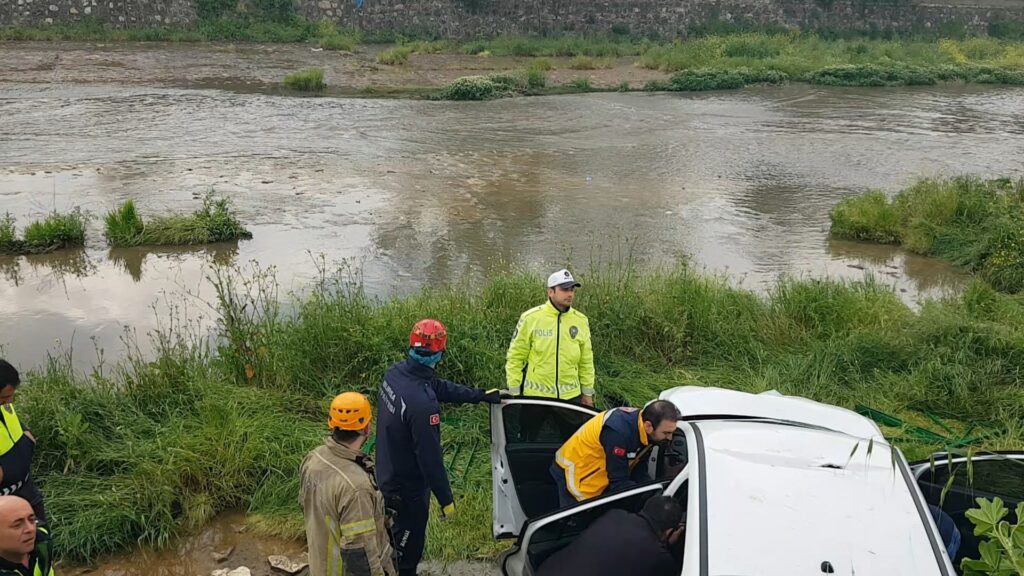 Kadın öğretmen, aracıyla dereye uçtu, emniyet kemeri kurtardı
