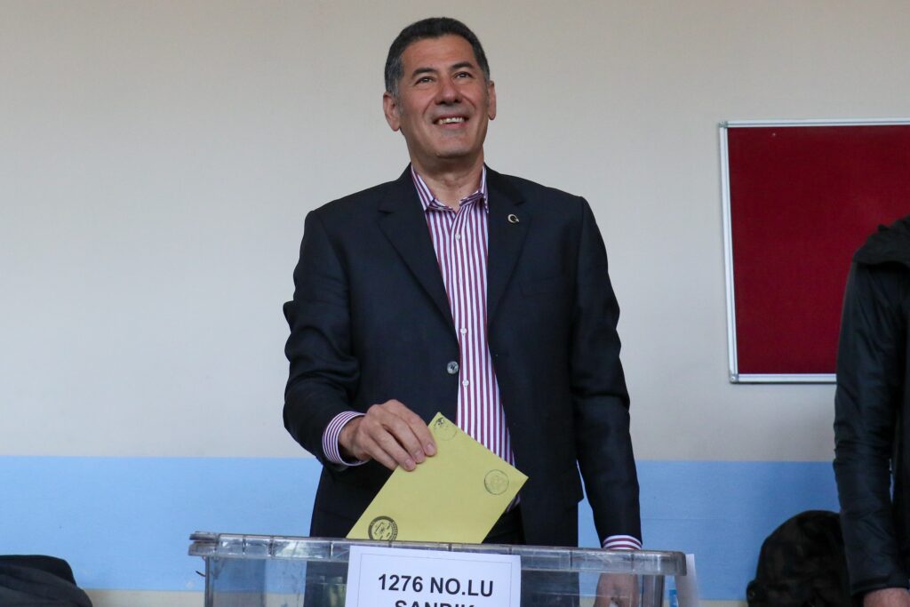 Cumhurbaşkanı adayı Sinan Oğan Ankara’da oyunu kullandı