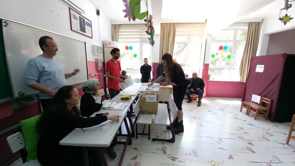 Oyuncular Berrak Tüzünataç ve Serenay Sarıkaya oylarını kullandı