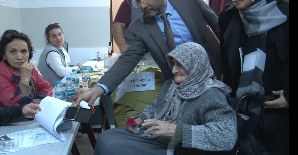 114 yaşında sandığa giderek oy kullandı