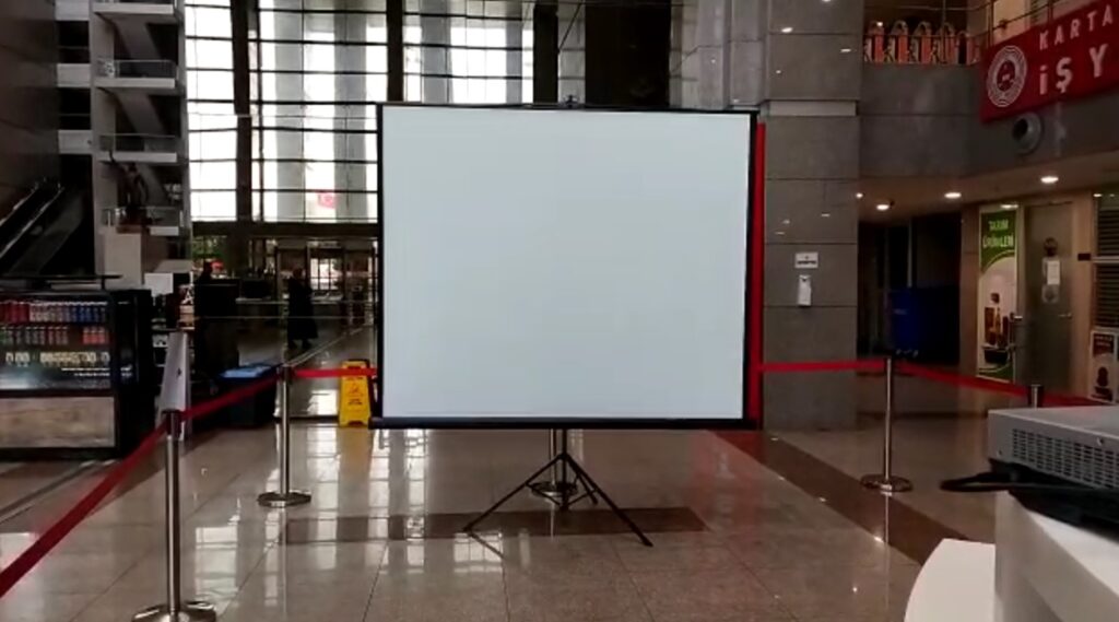 İstanbul Adliyesi’nde yer alan İl Seçim Kurulu tarafından seçim sonucu için ekran kuruldu